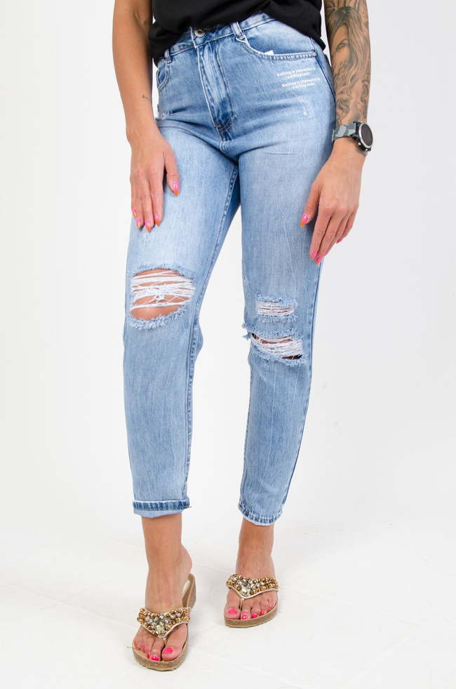 Jeansowe boyfriendy z dziurami i drobnym napisem pod kieszenią