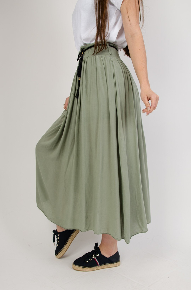 Zielona długa spódnica z szerokim pasem