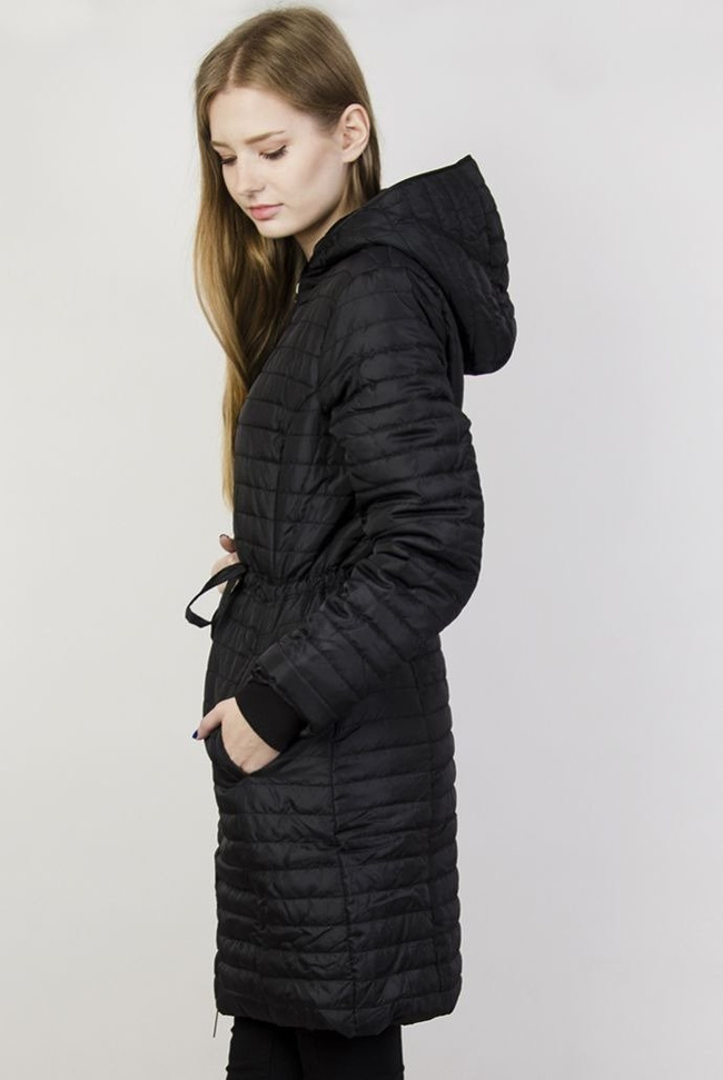 Czarna przedłużana kurtka pikowana