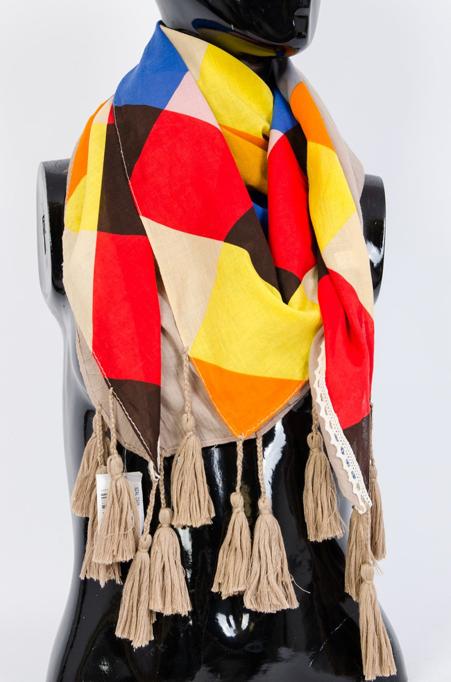 Beżowy szal w kolorowe prostokąty z frędzlami