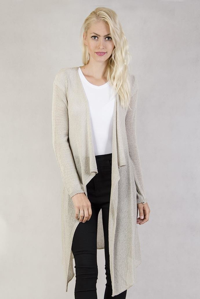 Beżowa narzutka z asymetrycznymi bokami