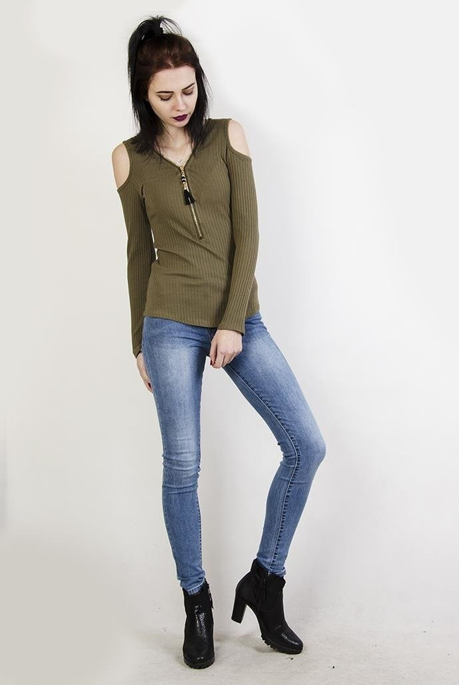Zielona prążkowana bluzka z odkrytymi ramionami zapinana na zamek