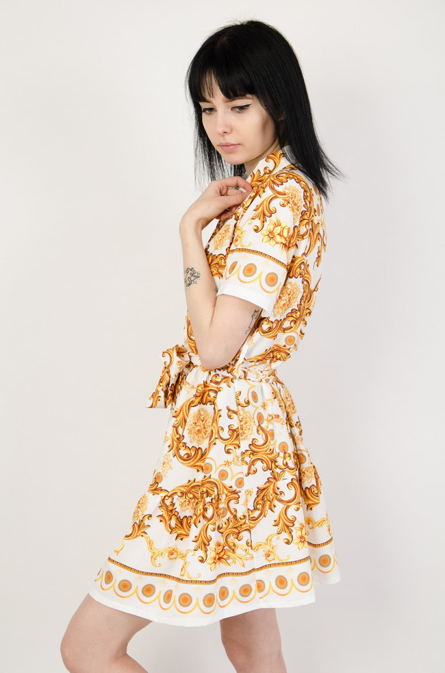 Biała sukienka z kołnierzem w złote wzory