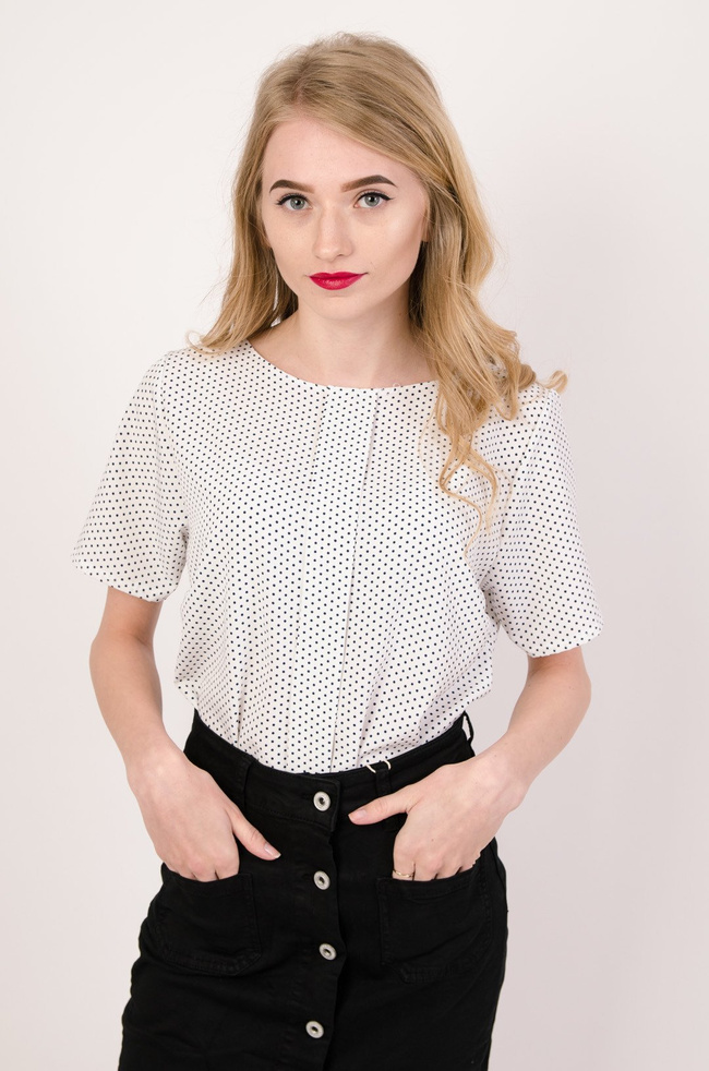 Biała bluzka w drobne kropki z zakładką na środku