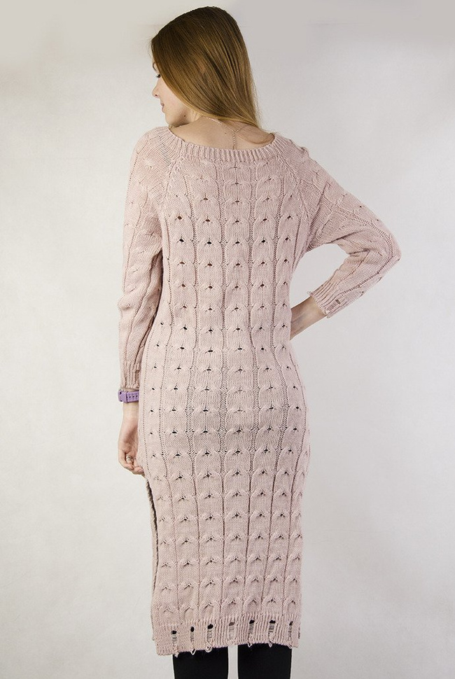 Przedłużany różowy sweter w warkoczowy splot