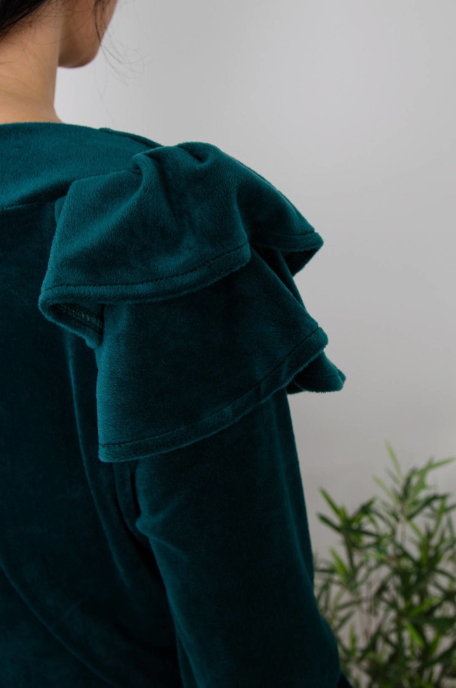 SZMARAGDOWA WELUROWA SUKIENKA Z FALBANĄ NA RAMIENIU