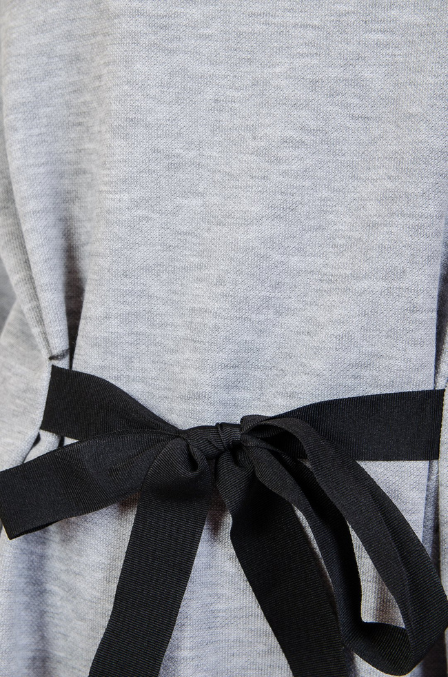 Długa szara dzianinowa sukienka z wiązaniem z przodu