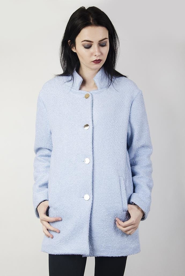 Jasnoniebieski płaszcz zapinany na guziki