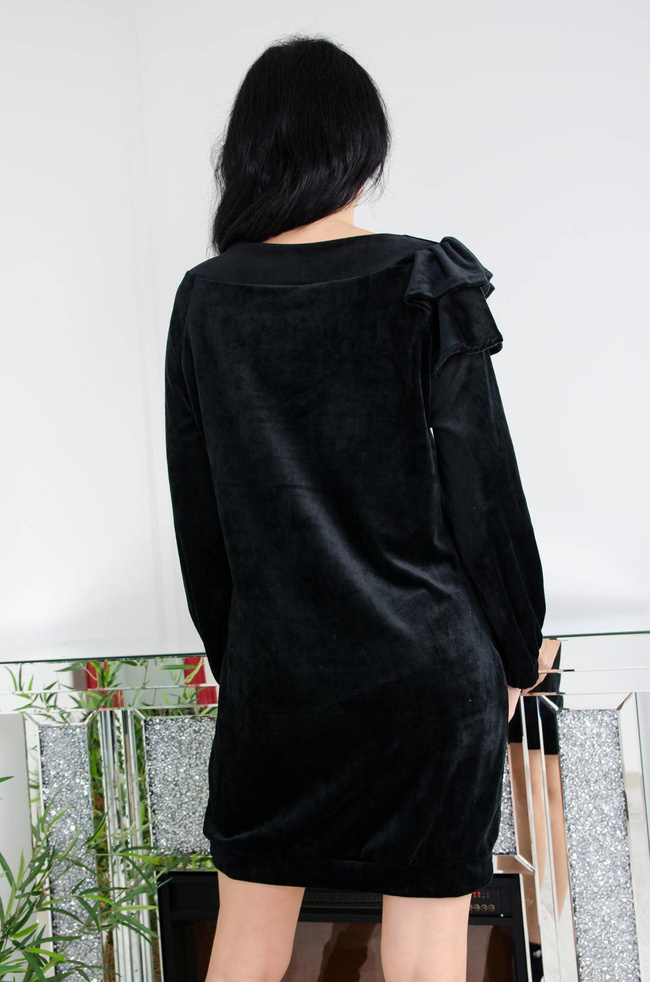 CZARNA WELUROWA SUKIENKA Z FALBANĄ NA RAMIENIU 