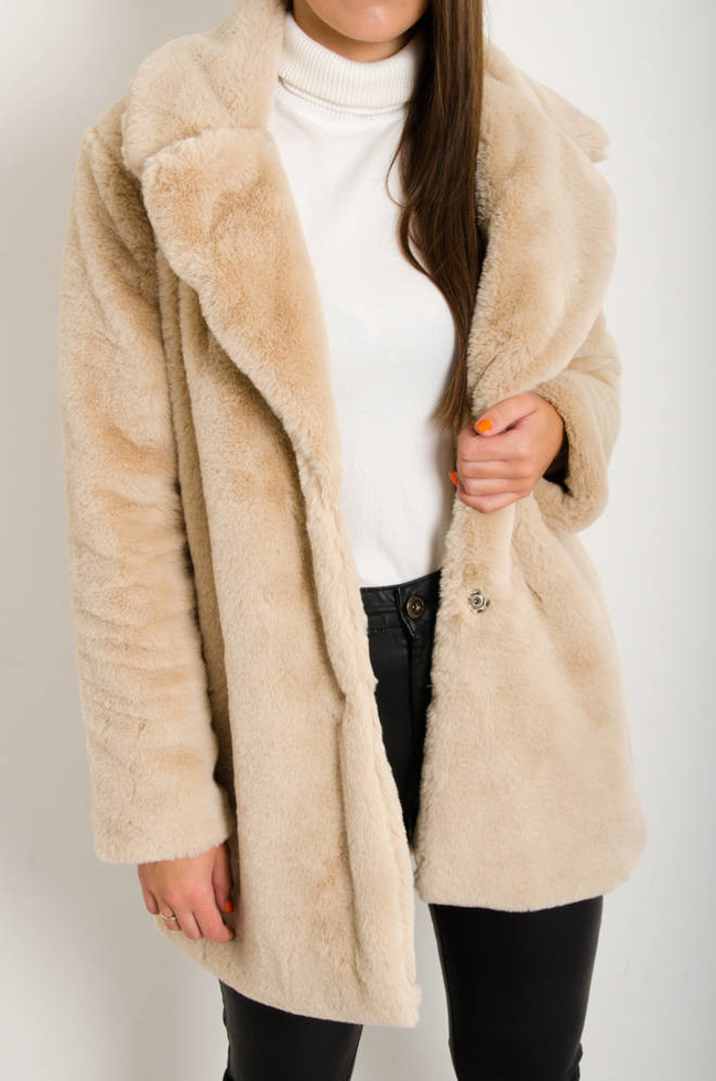 BEŻOWY FUTRZANY PŁASZCZ 