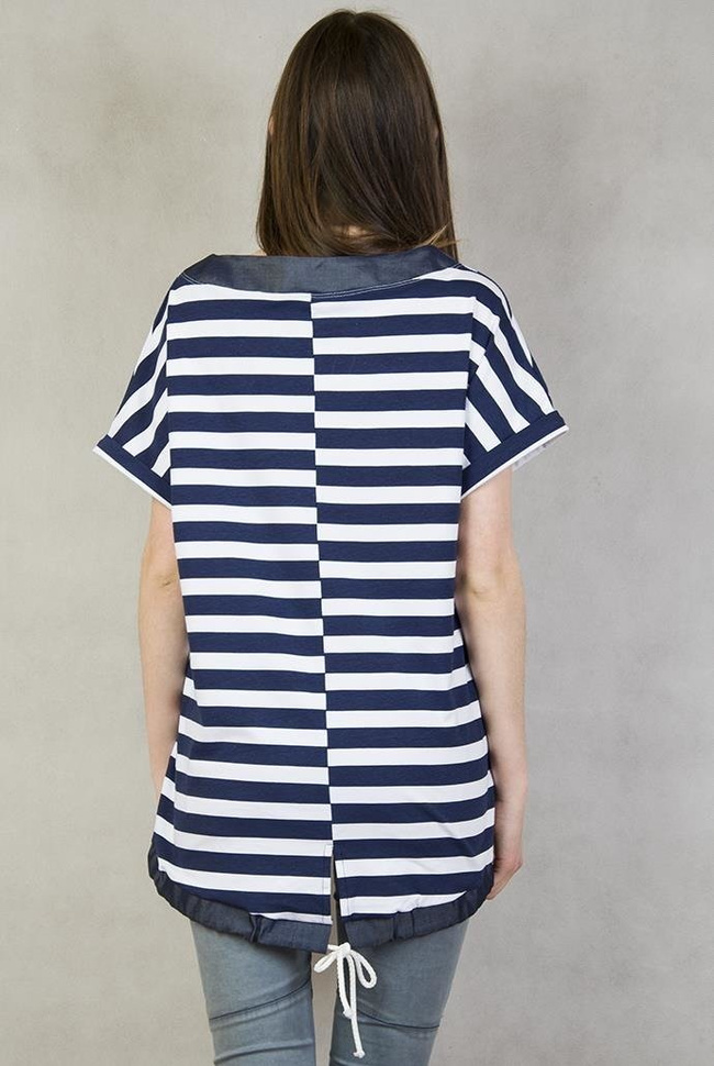 Bluzka w biało-granatowe paski na dole wiązana
