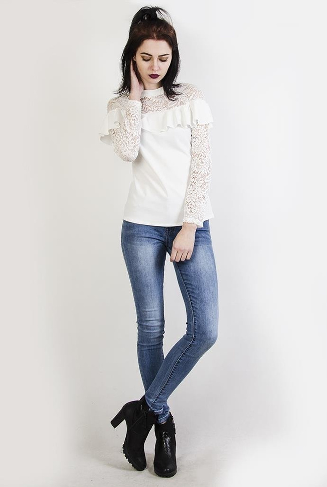Biała bluzka z koronkowymi wstawkami i falbanką w dekolcie