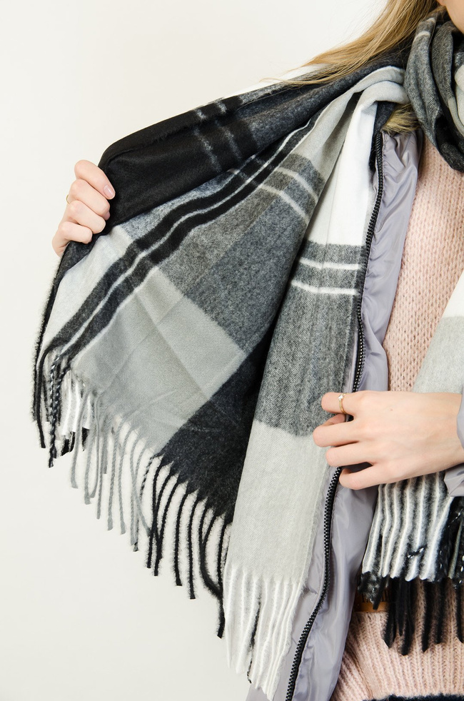 Czarny szalik w kratę