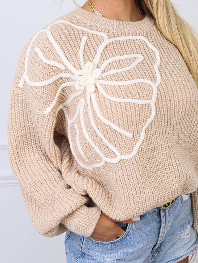 SWETER ZDOBIONY KWIATAMI- BEŻOWY