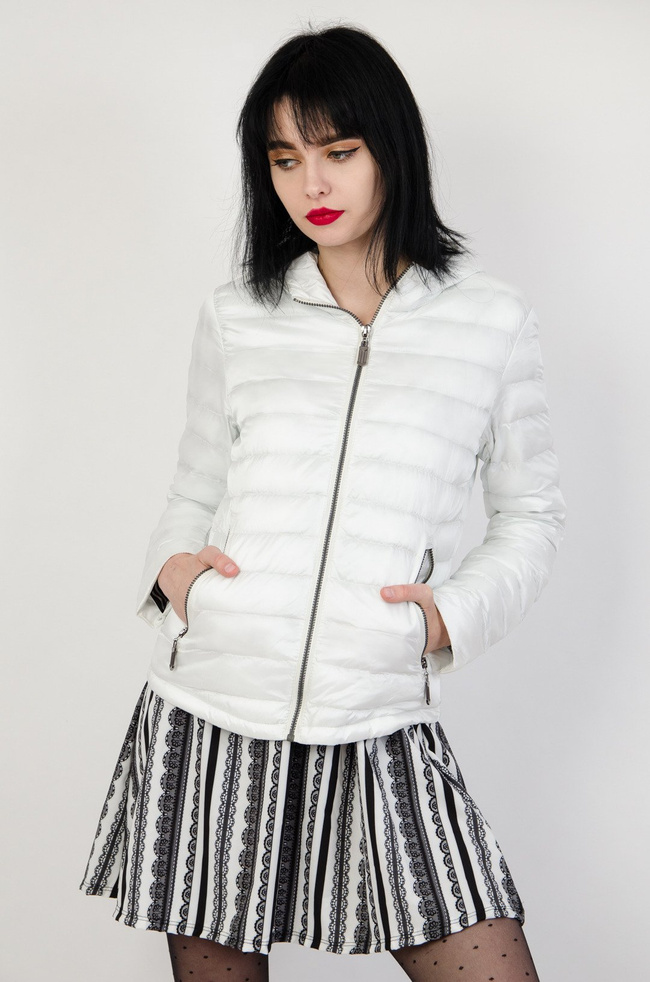 Biała kurtka pikowana, ze srebrnymi zamkami