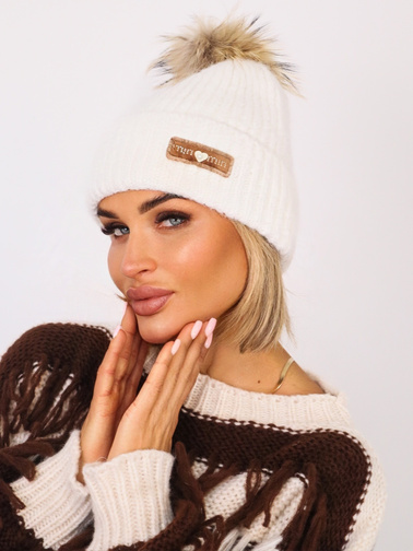ZIMOWA CZAPKA Z POMPONEM I OZDOBNĄ NASZYWKĄ- BIAŁA