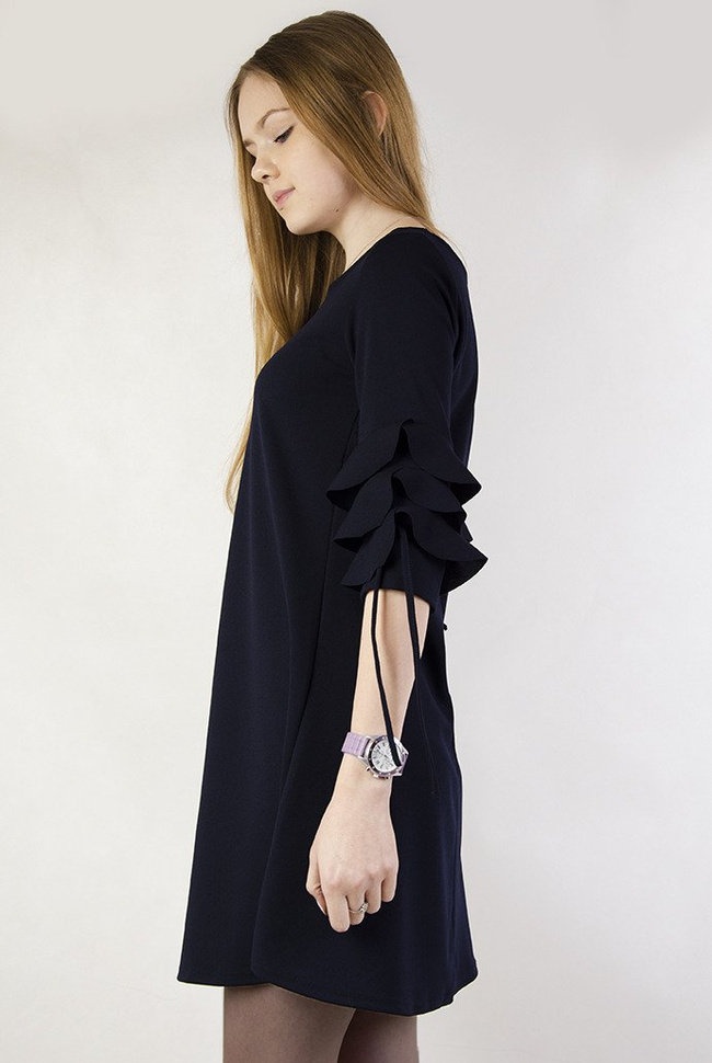 Granatowa sukienka z falbanami przy rękawach