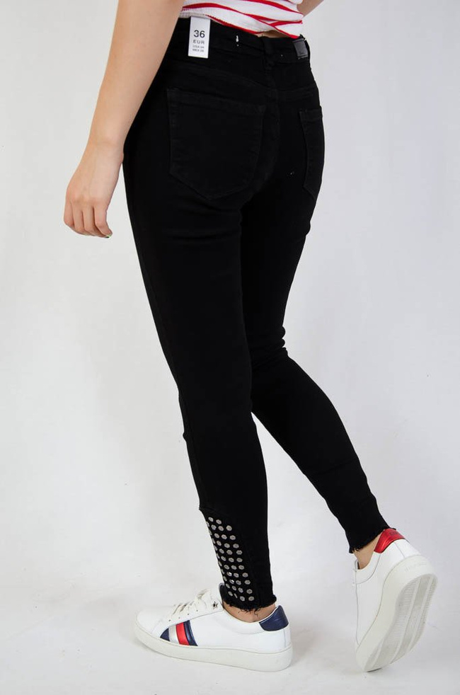 Czarne spodnie jeansowe z ćwiekami przy nogawce