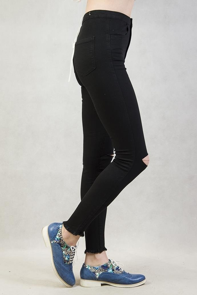 Czarne spodnie z wysokim stanem z dziurami na kolanach