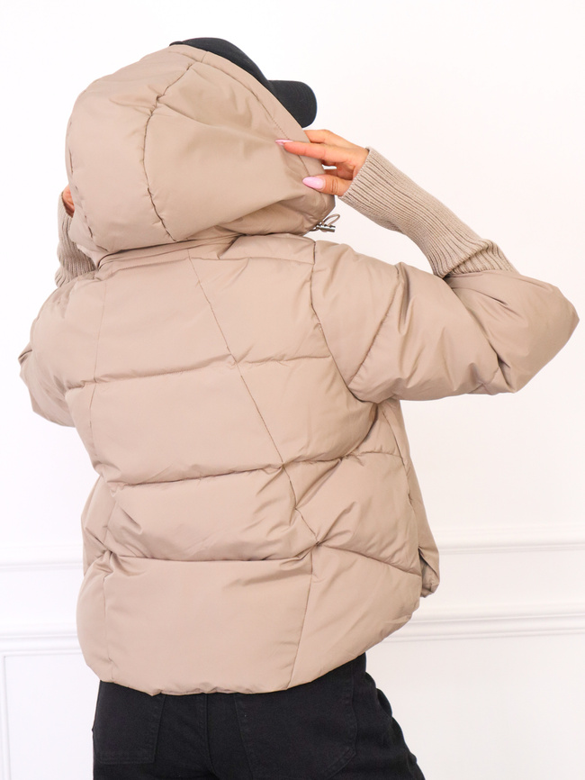 KURTKA PUCHOWA Z DZIANINOWYMI WSTAWKAMI PRZY RĘKAWACH- BEŻOWA