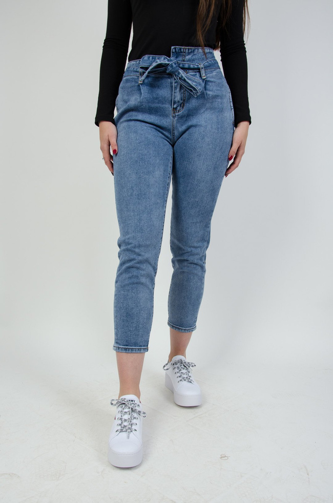 Jeansowe haremki z wysokim stanem oraz wiązaniem w pasie