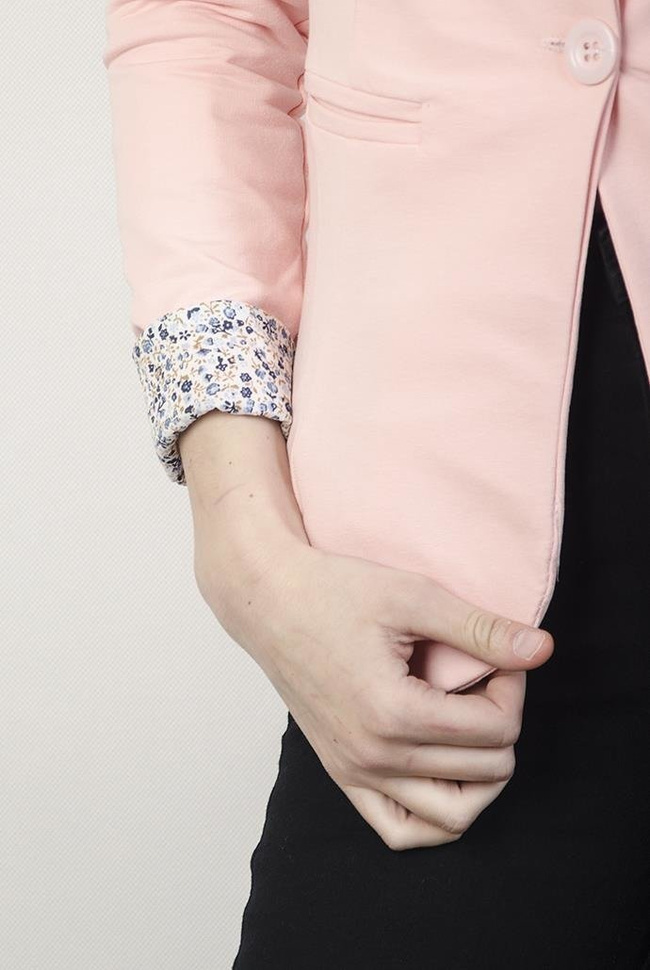 Jasnorożowa marynarka z kwiatowymi wstawkami