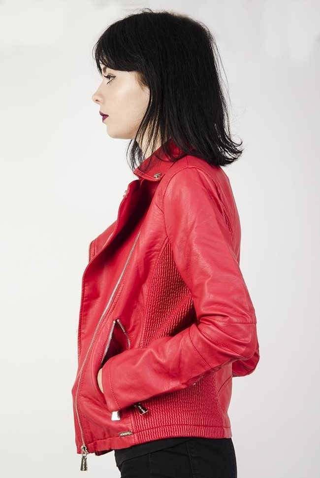 Czerwona kurtka ramoneska