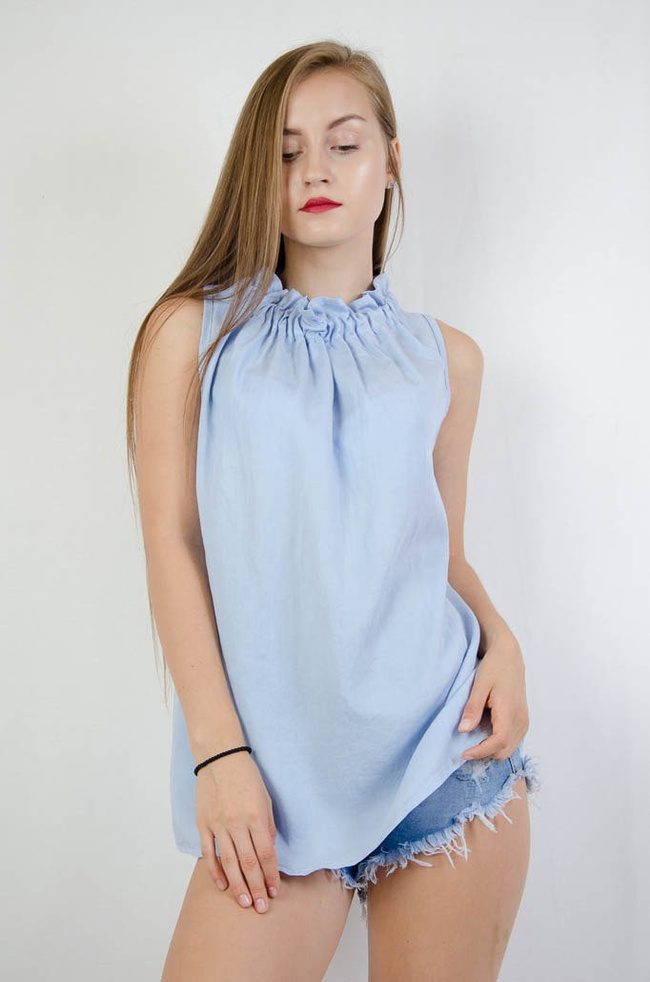 NIEBIESKA BLUZKA BEZ RĘKAWÓW Z MARSZCZENIEM PRZY SZYI
