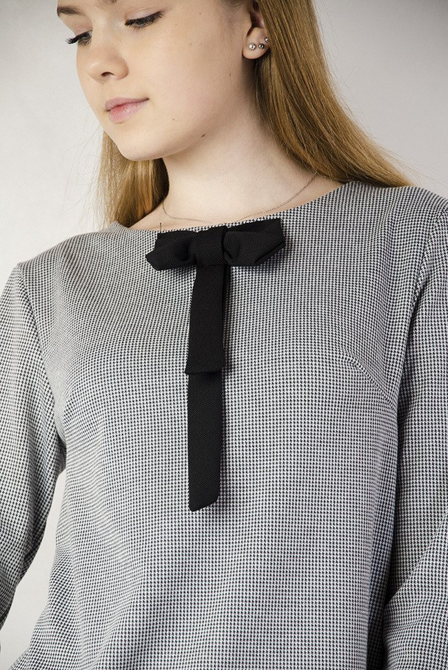 Elegancka bluzka w pepitkę z czarną kokardą