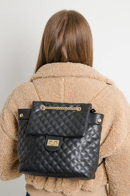 CZARNA PIKOWANA TOREBKA-PLECAK ZE ZŁOTYM ŁAŃCUSZKIEM