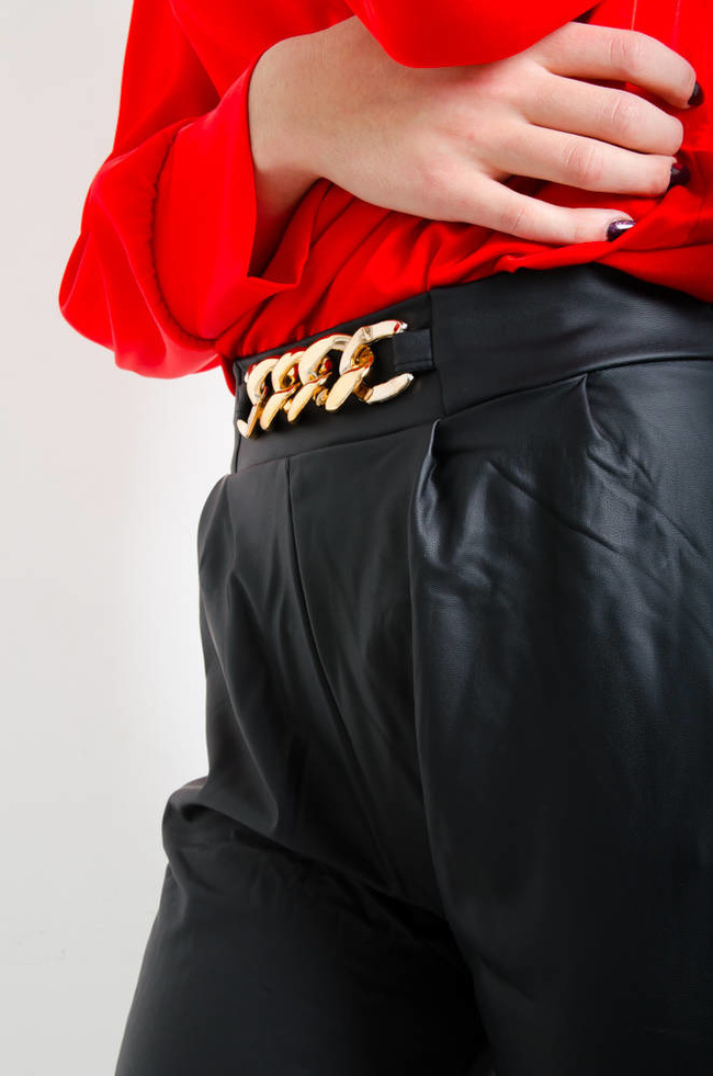 SPODNIE JOGGERY Z IMITACJI SKÓRY Z OZDOBNYM ŁANCUCHEM