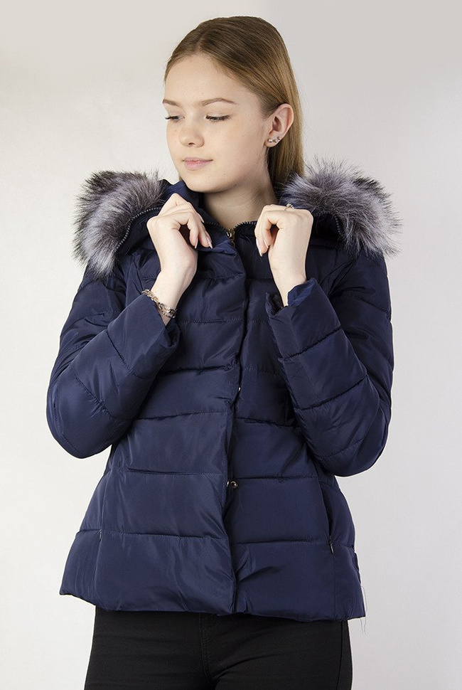 Krótka pikowana granatowa kurtka z futerkiem przy kapturze