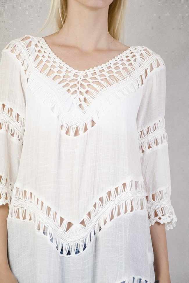 Biała, asymetryczna bluzka w stylu boho