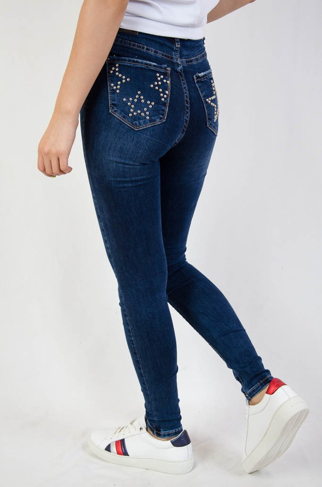 Ciemne spodnie jeansowe z ćwiekami na kieszeniach 