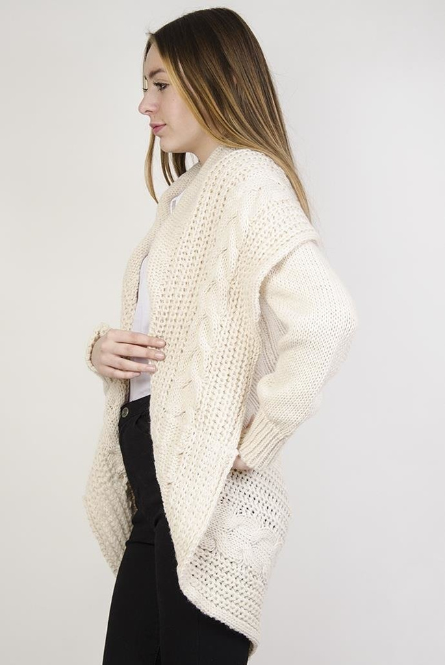 Gruby beżowy sweter typu kardigan z pięknymi wzorami