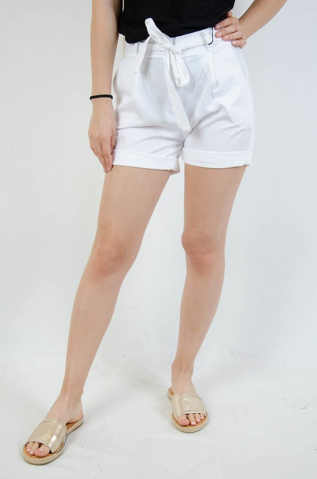 BIAŁE SPODENKI Z KOKARDĄ W PASIE