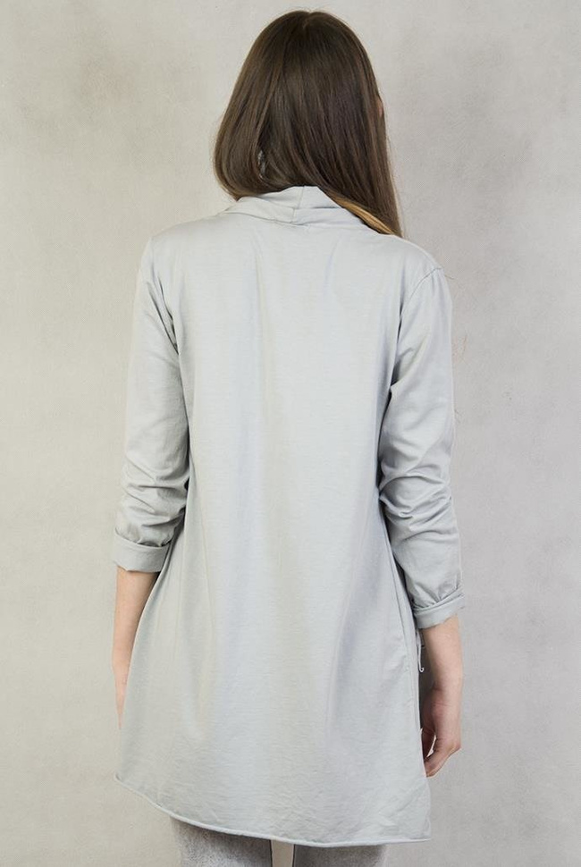 Szara narzutka z przedłużanym tyłem