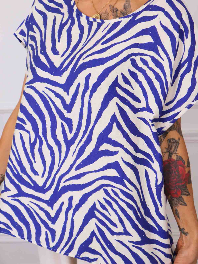 T-SHIRT OVERSIZE W ZEBRĘ Z OZDOBNYMI CYRKONIAMI- NIEBIESKI