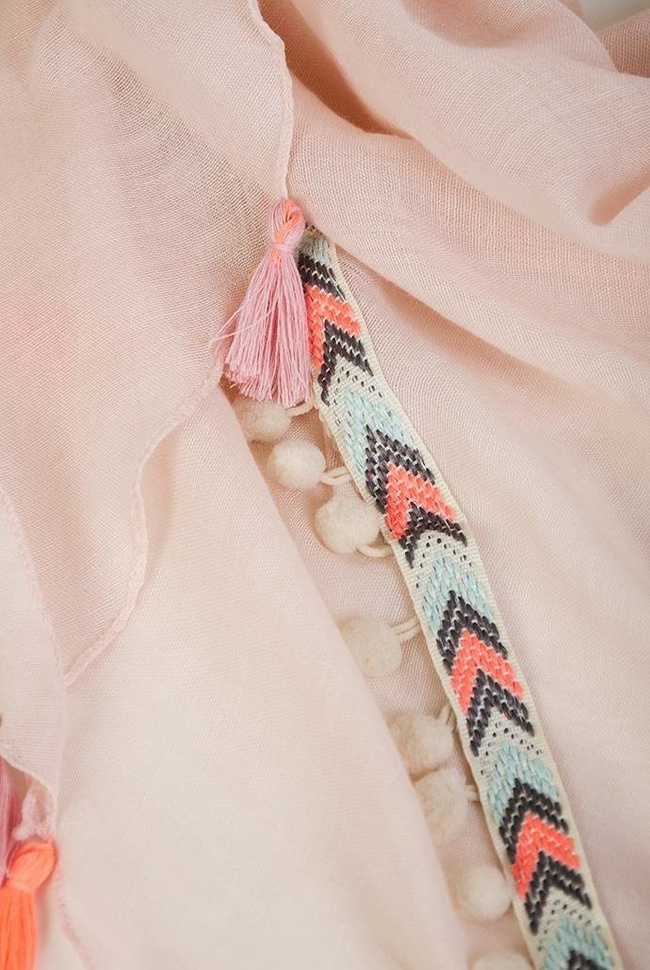 Jasnoróżowa chusta z frędzelkami i kuleczkami