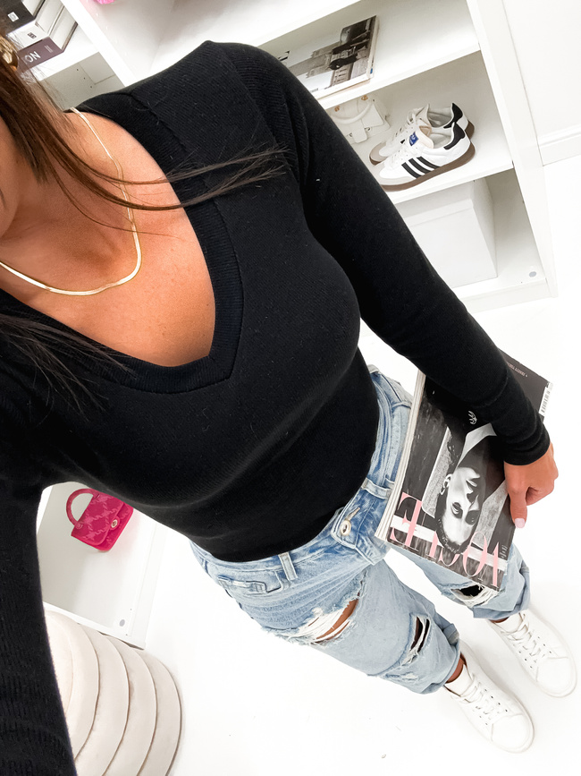 BLUZKA BASIC PRĄŻKOWANA DEKOLT W SZPIC- CZARNA