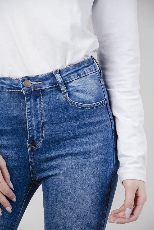 Spodnie jeansowe z wysokim stanem oraz białym paskiem