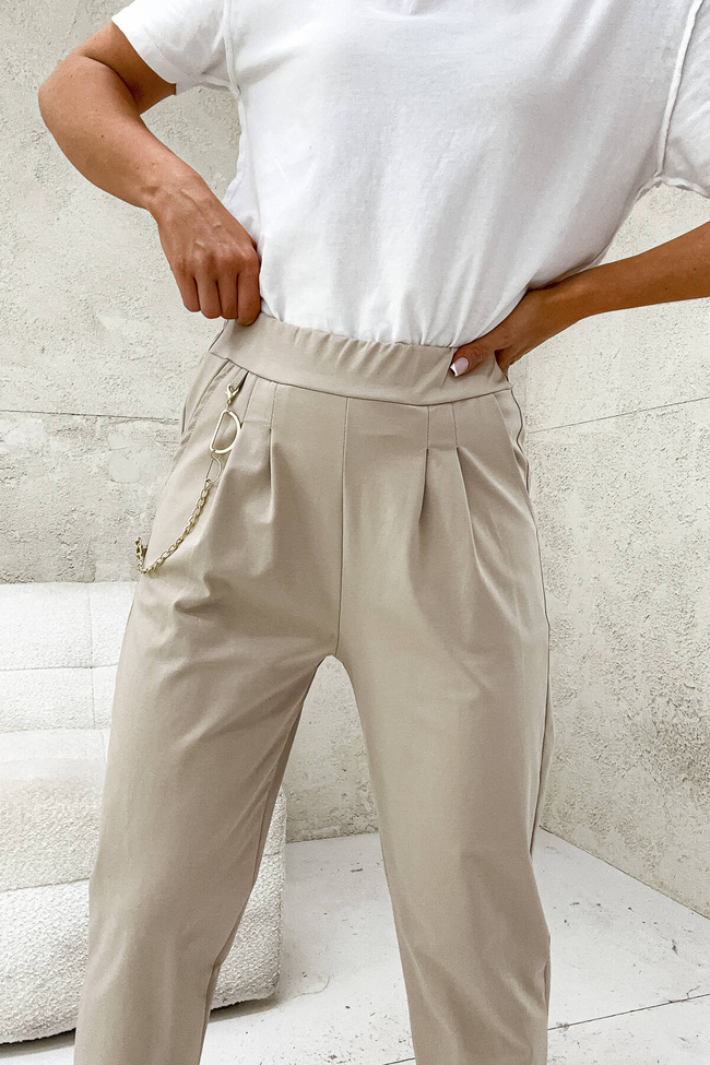 SPODNIE MATERIAŁOWE Z ŁAŃCUSZKIEM PRZY KIESZENI- BEŻOWE