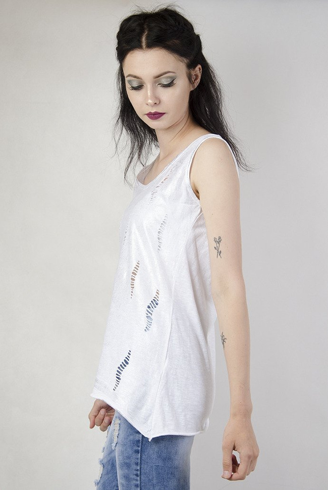 Biała bluzka pokryta brokatem, z wycięciami na przodzie