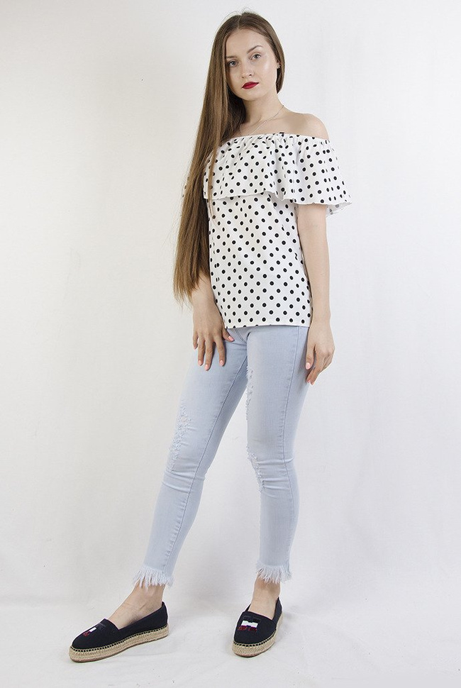 Biała zwiewna bluzka w grochy