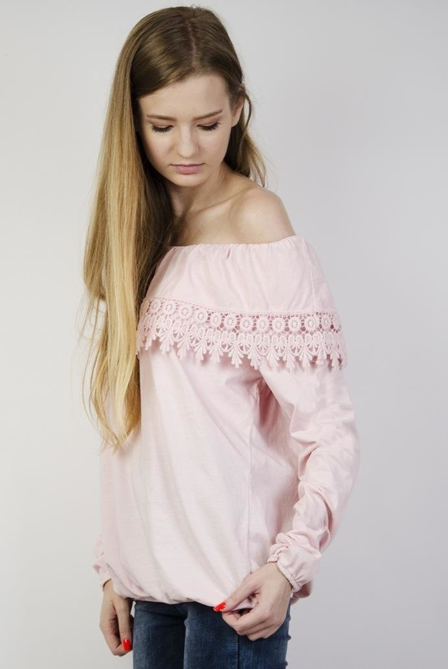 Jasnoróżowa bluzka z hiszpańskim dekoltem i zdobieniami