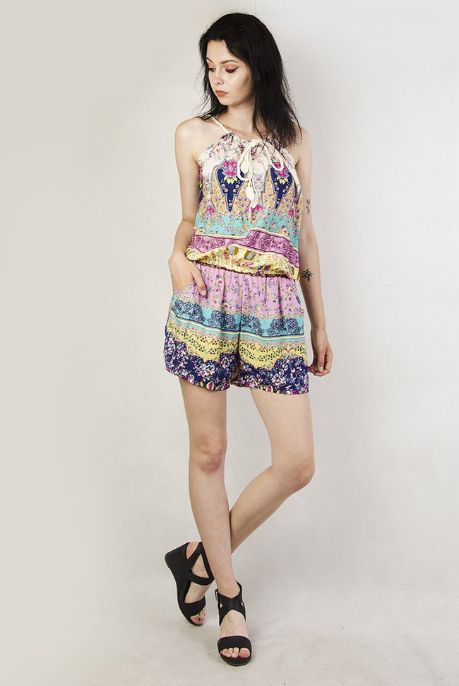 Wielokolorowy kombinezon z wiązaniem