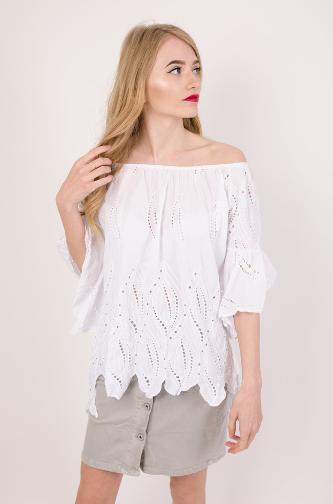 Biała bluzka z ażurowymi wstawkami i rozszerzanymi rękawami