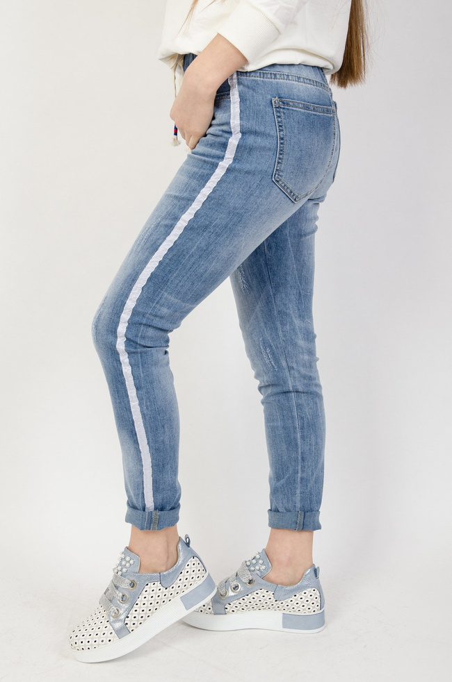 Jasne spodnie jeansowe z lampasem i gumką w pasie