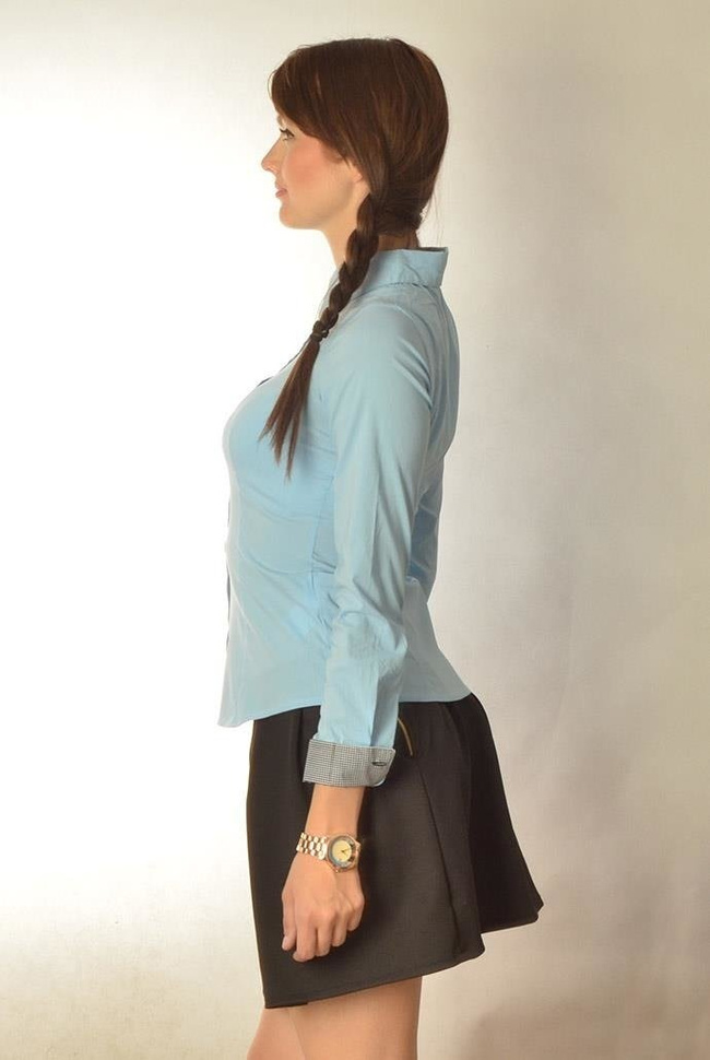 Niebieska koszula zapinana na guziki