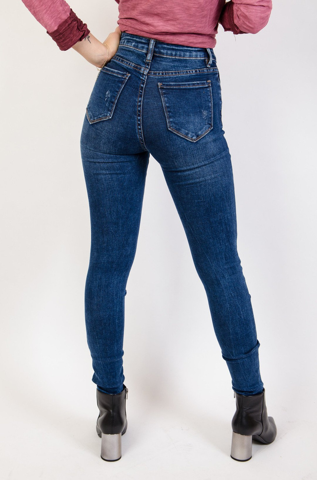  Ciemne przylegające spodnie jeansowe 